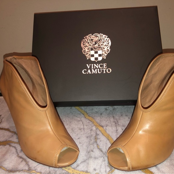 Vince Camuto open toe, top slit, back gold zip; very nice, sexy and classy; - Picture 9 of 12